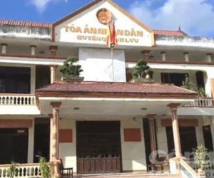 Cán bộ tòa án huyện bỏ nhiệm sở trong giờ làm việc để đi... ăn kem