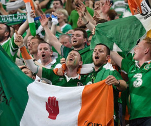 CĐV tràn nước mắt khi CH Ireland đánh bại Italy