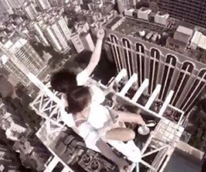 Đôi trai gái chụp selfie trên nóc nhà chọc trời bị lên án