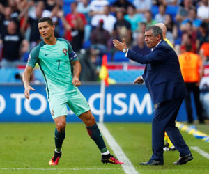 Fan "chế" nội dung mảnh giấy bí ẩn Ronaldo nhận từ HLV