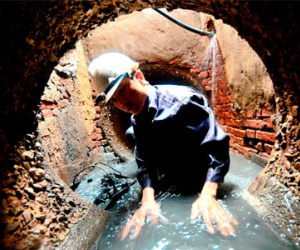 Nghề lặn ngụp trong nước thải ống cống ở Sài Gòn