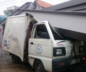 Tài xế thoát chết khi hàng tấn sắt rơi đè bẹp xe tải