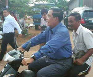 Thủ tướng Campuchia đi xe máy không đội mũ bảo hiểm, bị công an bắt