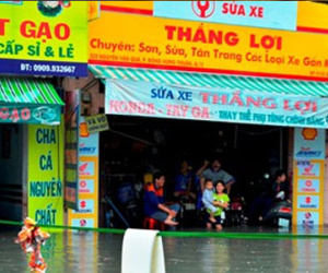 TPHCM: Nhiều nhà bỗng biến thành hầm chìm trong triều cường