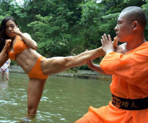 30 người đẹp mặc bikini đánh võ Thiếu Lâm