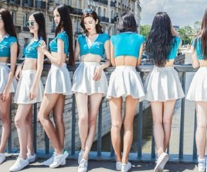 Chân dài TQ xuống đường kêu gọi đàn ông xem Euro