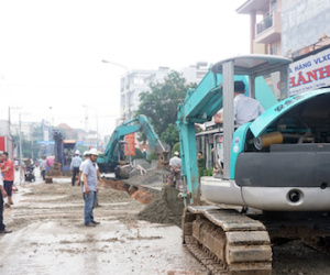 Hàng chục cảnh sát giải cứu công nhân bị vùi dưới hố công trình