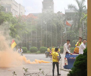CĐV Nam Định "chơi xấu" đội bóng TP HCM