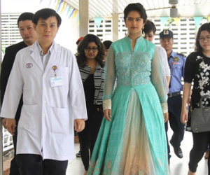 "Cô dâu 8 tuổi" ăn mặc cầu kỳ đi từ thiện tại Sài Gòn