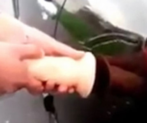 Cô gái dùng đồ chơi “người lớn” sửa ô tô
