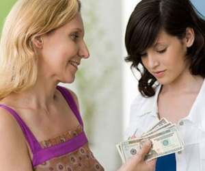 Lương 4,5 triệu/tháng chồng nộp 3 triệu cho mẹ, em có nên ly hôn?