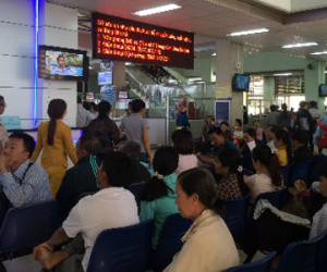 Mỗi bệnh nhân TP HCM phải chờ hơn 10 giờ một lượt khám