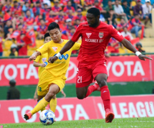Trọng Hoàng nhận thẻ đỏ, Bình Dương thua Thanh Hóa 0-3