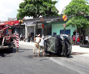 Vios lật ngửa trên đường khi cố vượt xe tải