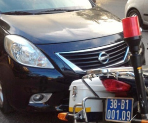 Bị kiểm tra giấy tờ, tài xế hất công an lên capo