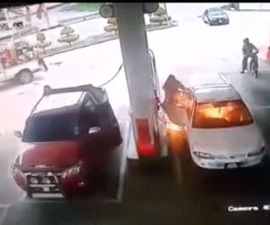 Kinh hoàng bé trai thành đuốc sống khi chơi bật lửa lúc mẹ đổ xăng