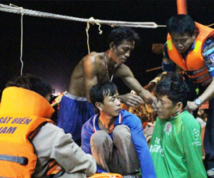 Thi thể 3 ngư dân vụ nổ tàu cá đang trên đường về Cà Mau
