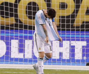 Aguero: "Tôi chưa từng thấy Messi buồn như thế này"