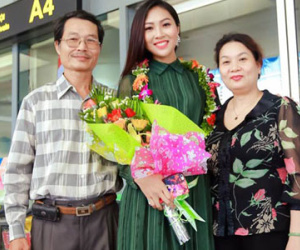 Bố mẹ ra sân bay đón Hoa khôi Diệu Ngọc về thăm nhà