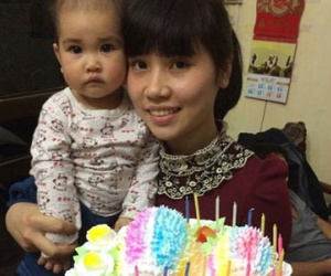 Hy hữu: Bé gái sinh cùng giờ, ngày, tháng với mẹ mình