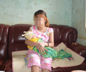 Làm trẻ sinh con, “cha nuôi” vẫn ung dung