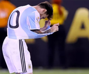 Messi chia tay đội tuyển Argentina