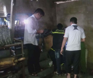 Nghẹt thở giải cứu một người đàn ông mắc kẹt dưới cống nhà dân