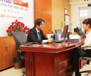 Tuyển dụng ngân hàng ưu tiên người quen: Tây có giống ta?