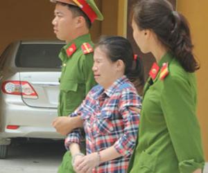 Vợ bỏ thuốc chuột vào nồi lòng cho... chồng ăn
