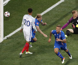 Anh về nước sau trận thua ngược Iceland