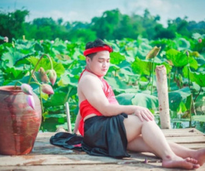 Chàng trai mặc áo yếm đỏ lộ lưng trần bên hoa sen lên tiếng