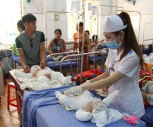 Cháu bé một tháng tuổi bị cha tưới xăng đốt đã qua đời