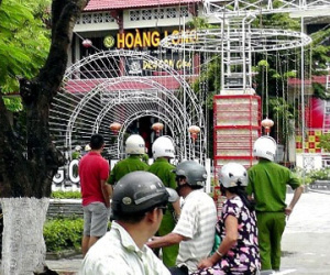 Đập tường chữa cháy quán bar trong khách sạn