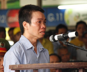 Kẻ giết người bằng 12 nhát kéo bật khóc tại tòa