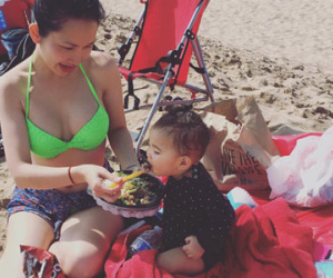 Kim Hiền diện bikini, vui đùa bên gia đình trên bãi biển