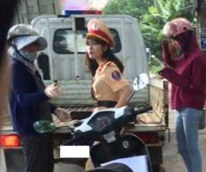 Nữ cảnh sát xinh đẹp khoá Facebook sau khi bị chụp lén