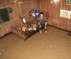 Nước lũ cuồn cuộn đổ về, dân ăn mì tôm qua bữa
