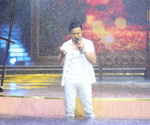 Quý Bình tắm mưa trên sân khấu Tình Bolero