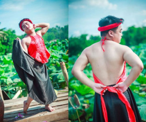 Sửng sốt: Lại thêm 1 chàng trai mặc yếm lộ lưng trần bên hoa sen