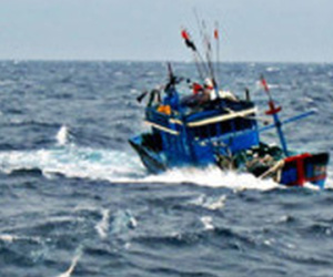 Tàu cá gồm 7 thuyền viên gặp nạn, thả trôi trên biển chờ cứu hộ