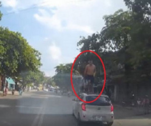 Thanh niên "ngáo đá" lao ra đường nhảy lên nóc ôtô đang chạy