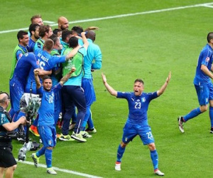 Thầy trò Conte lên tiếng, HLV Del Bosque thấy "xấu hổ"