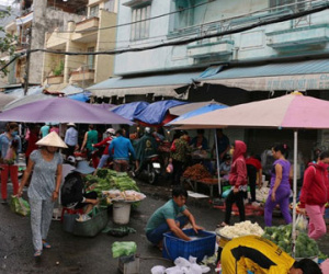 Thực phẩm, trái cây 5.000 đồng tại chợ chiều cho công nhân