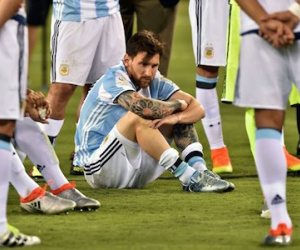 Tổng thống "van xin" Messi đừng giải nghệ
