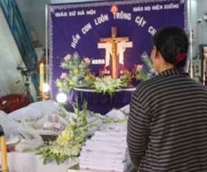 Vụ cháy 4 người chết: Đau đớn dãy quan tài xếp cạnh nhau