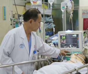 Xe cấp cứu gặp tai nạn, bệnh nhân đột quỵ bị chấn thương nặng