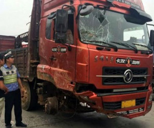 Xe tải mất hai bánh trước vẫn chạy băng băng trên đường cao tốc