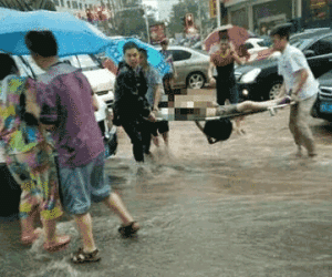 Giúp bà cụ sang đường trong nước ngập, bé gái tử vong