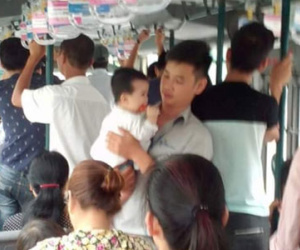 Hành động bất ngờ của chàng phụ xe buýt ghi điểm cư dân mạng