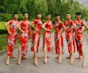 Mặc sườn xám đỏ rực chụp kỷ yếu: Chuyện lạ chắc chỉ nam sinh Trung Quốc mới dám làm!